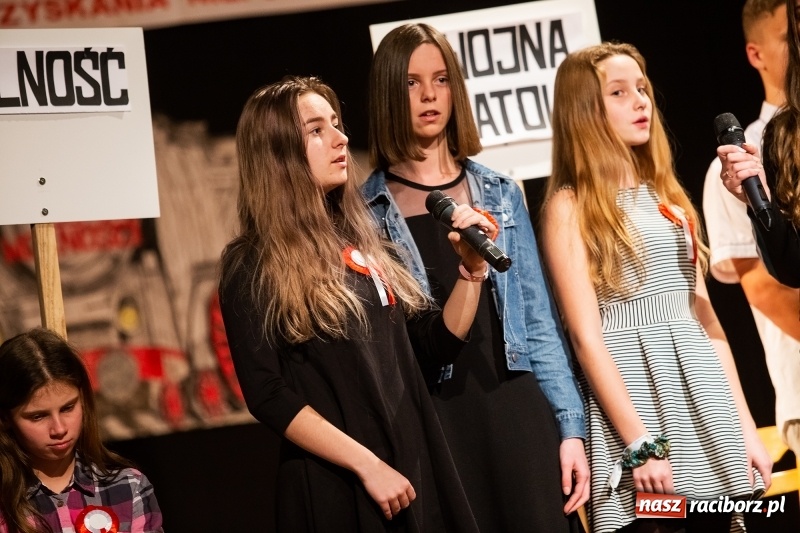 Zdjęcie w galerii na portalu naszraciborz.pl: Droga ku wolności. Przedstawienie teatralne w MDK wiadomości z regionu