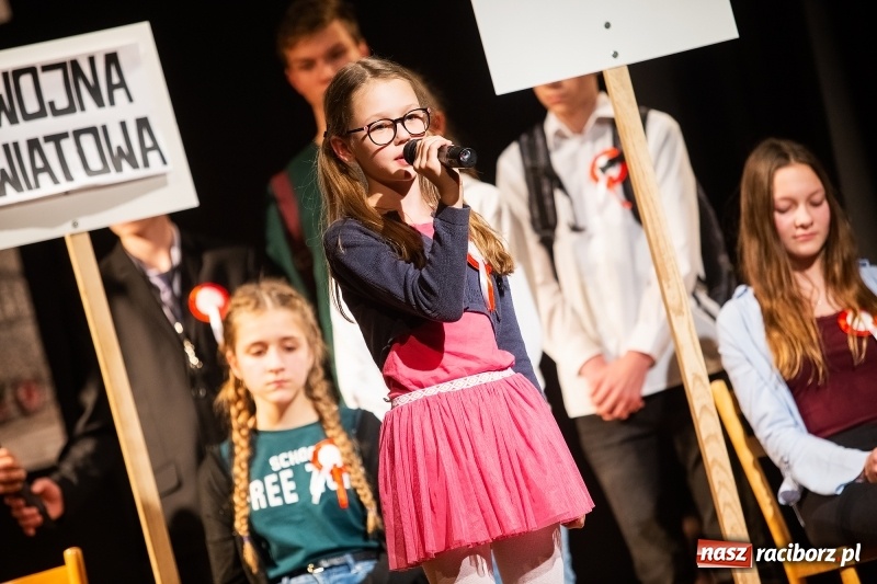 Zdjęcie w galerii na portalu naszraciborz.pl: Droga ku wolności. Przedstawienie teatralne w MDK wiadomości z regionu