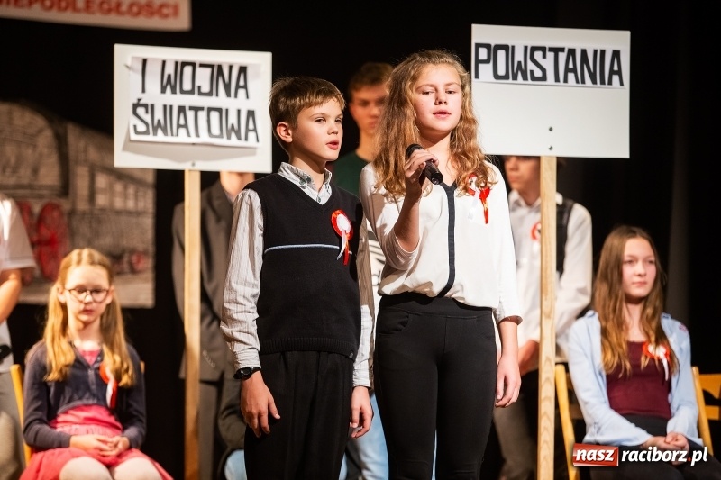 Zdjęcie w galerii na portalu naszraciborz.pl: Droga ku wolności. Przedstawienie teatralne w MDK wiadomości z regionu