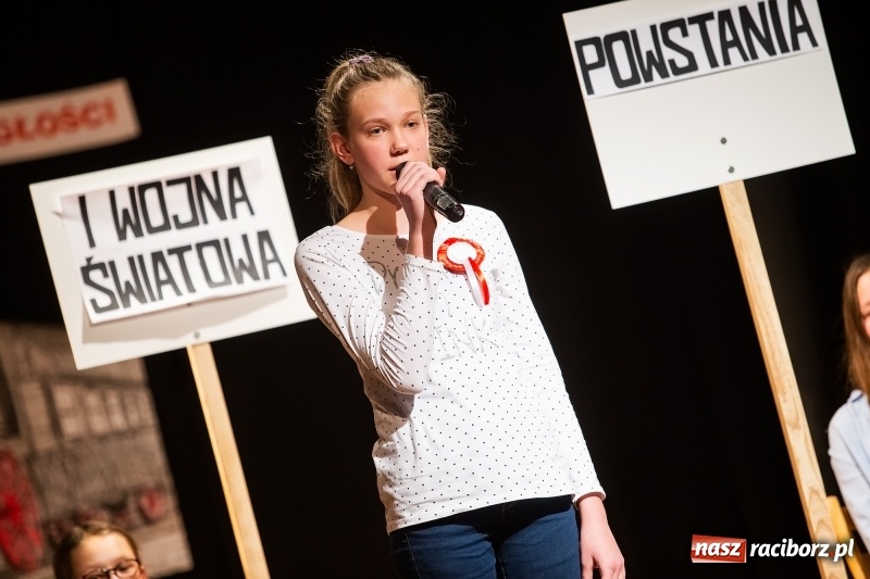 Zdjęcie w galerii na portalu naszraciborz.pl: Droga ku wolności. Przedstawienie teatralne w MDK wiadomości z regionu