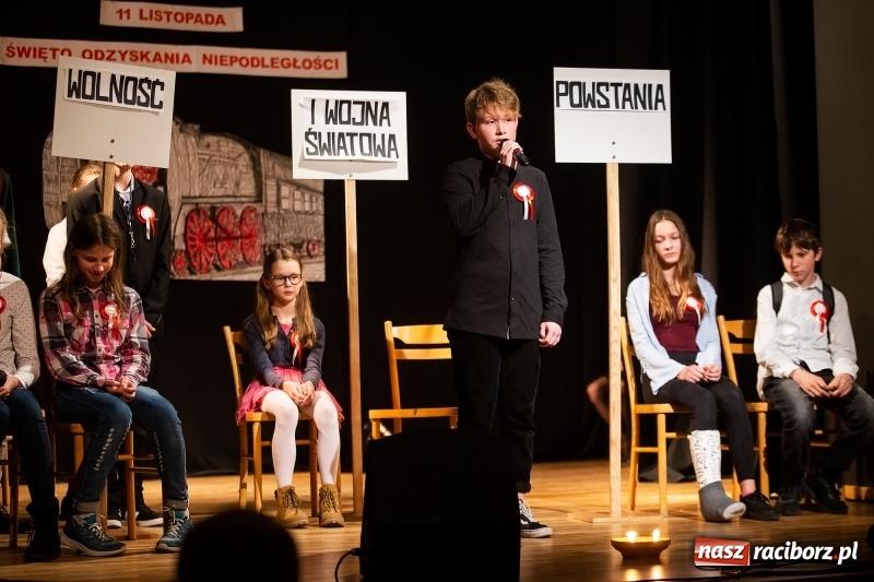 Zdjęcie w galerii na portalu naszraciborz.pl: Droga ku wolności. Przedstawienie teatralne w MDK wiadomości z regionu