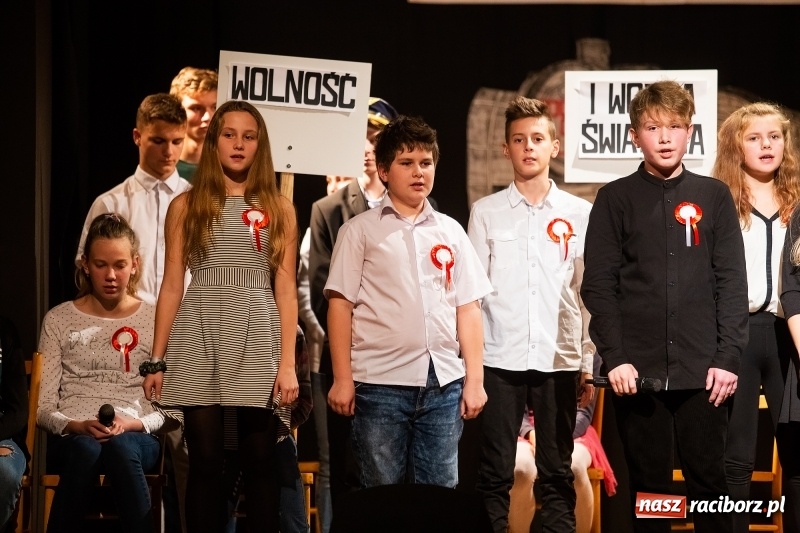 Zdjęcie w galerii na portalu naszraciborz.pl: Droga ku wolności. Przedstawienie teatralne w MDK wiadomości z regionu