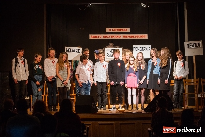 Zdjęcie w galerii na portalu naszraciborz.pl: Droga ku wolności. Przedstawienie teatralne w MDK wiadomości z regionu