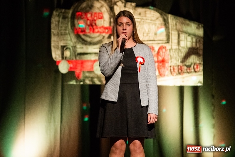 Zdjęcie w galerii na portalu naszraciborz.pl: Droga ku wolności. Przedstawienie teatralne w MDK wiadomości z regionu