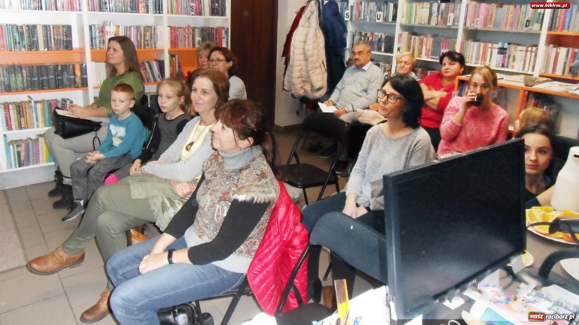 Zdjęcie w galerii na portalu naszraciborz.pl: Slajdowisko pachnące pomarańczami w bibliotece w Markowicach  wiadomości z regionu