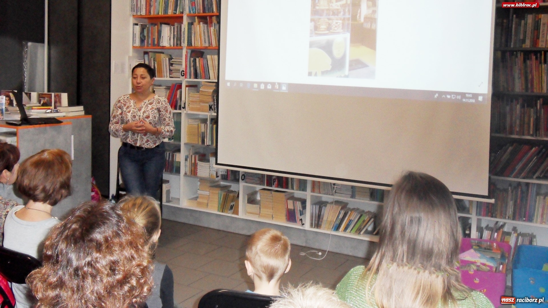 Zdjęcie w galerii na portalu naszraciborz.pl: Slajdowisko pachnące pomarańczami w bibliotece w Markowicach  wiadomości z regionu