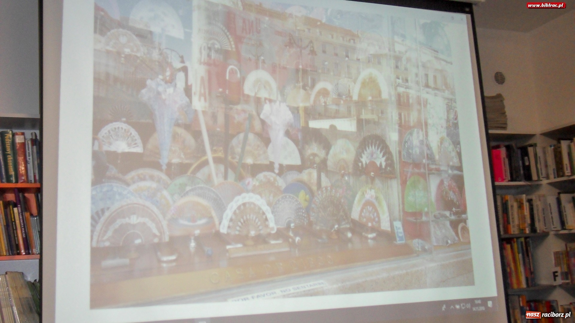 Zdjęcie w galerii na portalu naszraciborz.pl: Slajdowisko pachnące pomarańczami w bibliotece w Markowicach  wiadomości z regionu