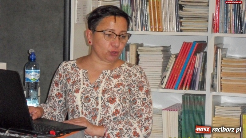 Zdjęcie w galerii na portalu naszraciborz.pl: Slajdowisko pachnące pomarańczami w bibliotece w Markowicach  wiadomości z regionu