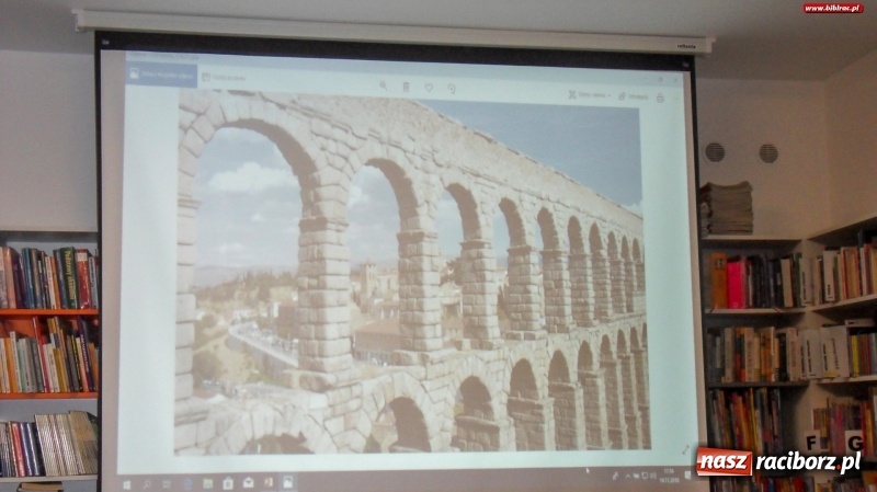 Zdjęcie w galerii na portalu naszraciborz.pl: Slajdowisko pachnące pomarańczami w bibliotece w Markowicach  wiadomości z regionu