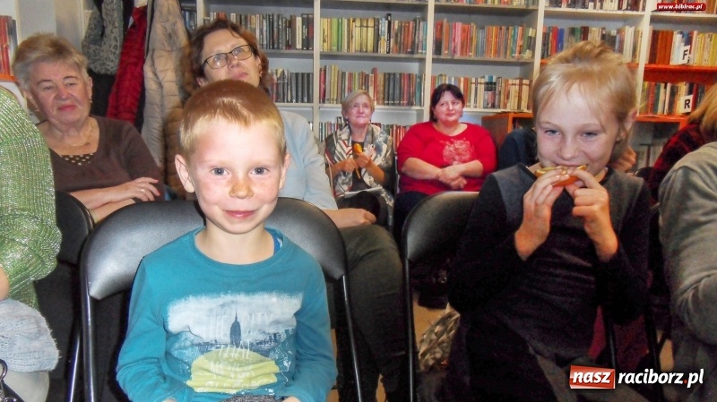 Zdjęcie w galerii na portalu naszraciborz.pl: Slajdowisko pachnące pomarańczami w bibliotece w Markowicach  wiadomości z regionu