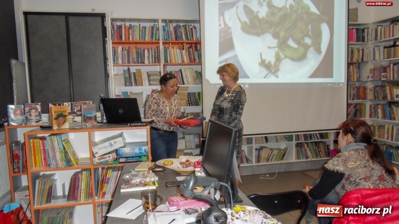 Zdjęcie w galerii na portalu naszraciborz.pl: Slajdowisko pachnące pomarańczami w bibliotece w Markowicach  wiadomości z regionu