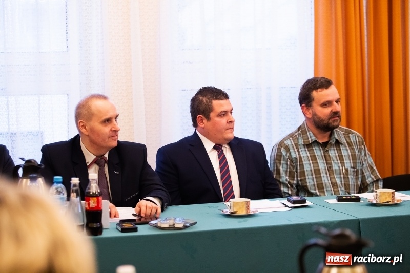 Zdjęcie w galerii na portalu naszraciborz.pl: Nowa Rada Miejska Krzanowic już pracuje wiadomości z regionu