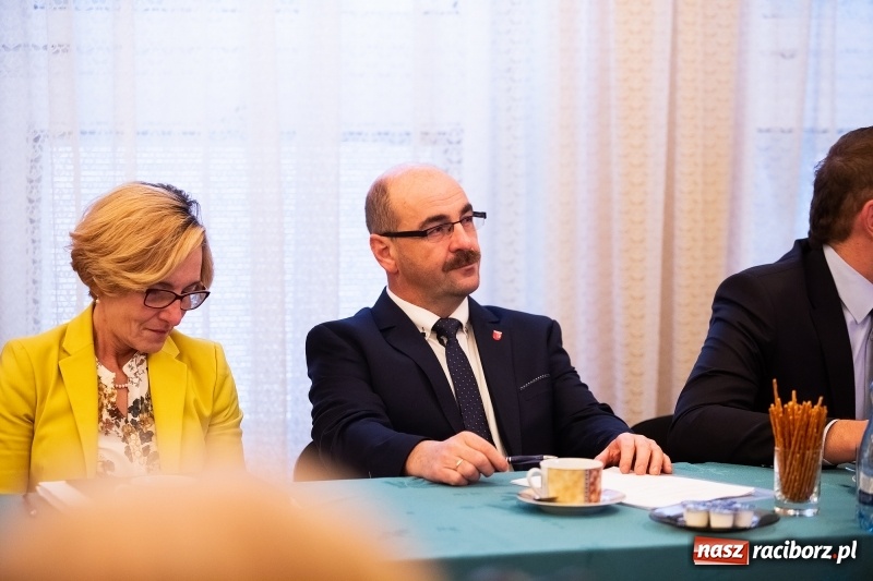 Zdjęcie w galerii na portalu naszraciborz.pl: Nowa Rada Miejska Krzanowic już pracuje wiadomości z regionu