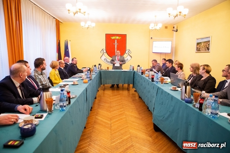 Zdjęcie w galerii na portalu naszraciborz.pl: Nowa Rada Miejska Krzanowic już pracuje wiadomości z regionu