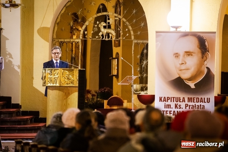 Zdjęcie w galerii na portalu naszraciborz.pl: 100 lat Niepodległości. Wręczono kolejne medale ks. Stefana Pieczki wiadomości z regionu