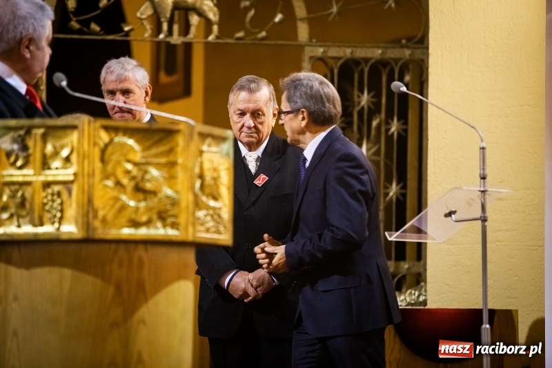 Zdjęcie w galerii na portalu naszraciborz.pl: 100 lat Niepodległości. Wręczono kolejne medale ks. Stefana Pieczki wiadomości z regionu