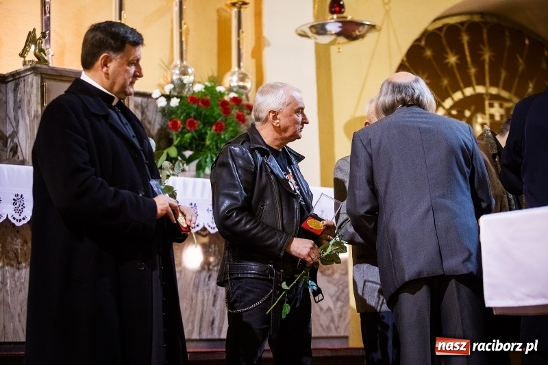 Zdjęcie w galerii na portalu naszraciborz.pl: 100 lat Niepodległości. Wręczono kolejne medale ks. Stefana Pieczki wiadomości z regionu