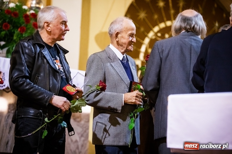 Zdjęcie w galerii na portalu naszraciborz.pl: 100 lat Niepodległości. Wręczono kolejne medale ks. Stefana Pieczki wiadomości z regionu