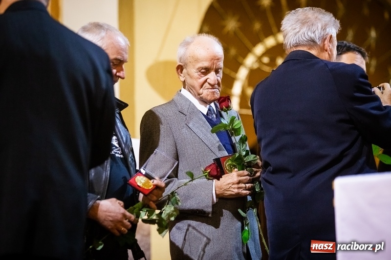 Zdjęcie w galerii na portalu naszraciborz.pl: 100 lat Niepodległości. Wręczono kolejne medale ks. Stefana Pieczki wiadomości z regionu