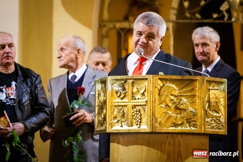 Zdjęcie w galerii na portalu naszraciborz.pl: 100 lat Niepodległości. Wręczono kolejne medale ks. Stefana Pieczki wiadomości z regionu