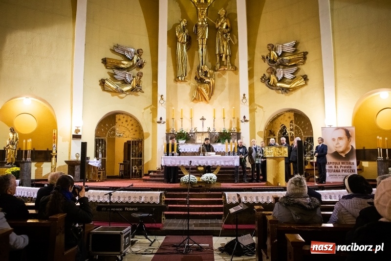 Zdjęcie w galerii na portalu naszraciborz.pl: 100 lat Niepodległości. Wręczono kolejne medale ks. Stefana Pieczki wiadomości z regionu