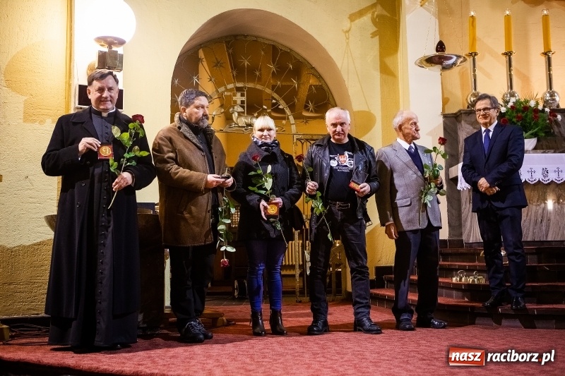 Zdjęcie w galerii na portalu naszraciborz.pl: 100 lat Niepodległości. Wręczono kolejne medale ks. Stefana Pieczki wiadomości z regionu