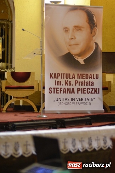 Zdjęcie w galerii na portalu naszraciborz.pl: 100 lat Niepodległości. Wręczono kolejne medale ks. Stefana Pieczki wiadomości z regionu