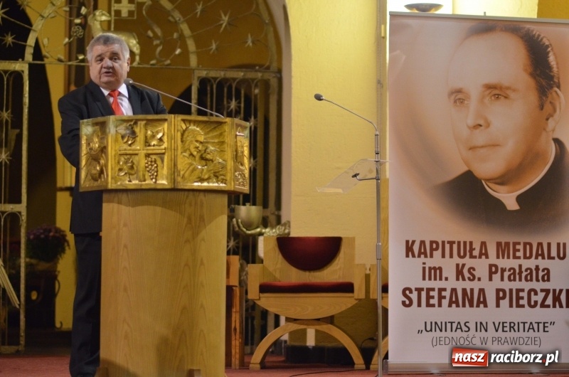 Zdjęcie w galerii na portalu naszraciborz.pl: 100 lat Niepodległości. Wręczono kolejne medale ks. Stefana Pieczki wiadomości z regionu