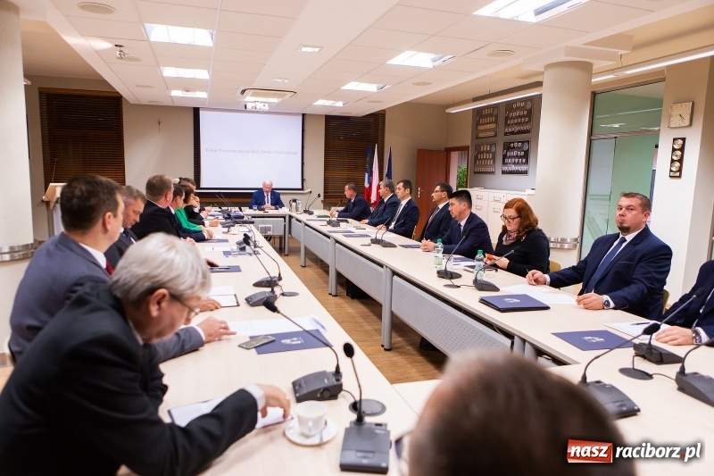 Zdjęcie w galerii na portalu naszraciborz.pl: Adam Wajda przewodniczącym Rady Powiatu Raciborskiego. Wybrano również wiceprzewodniczących wiadomości z regionu