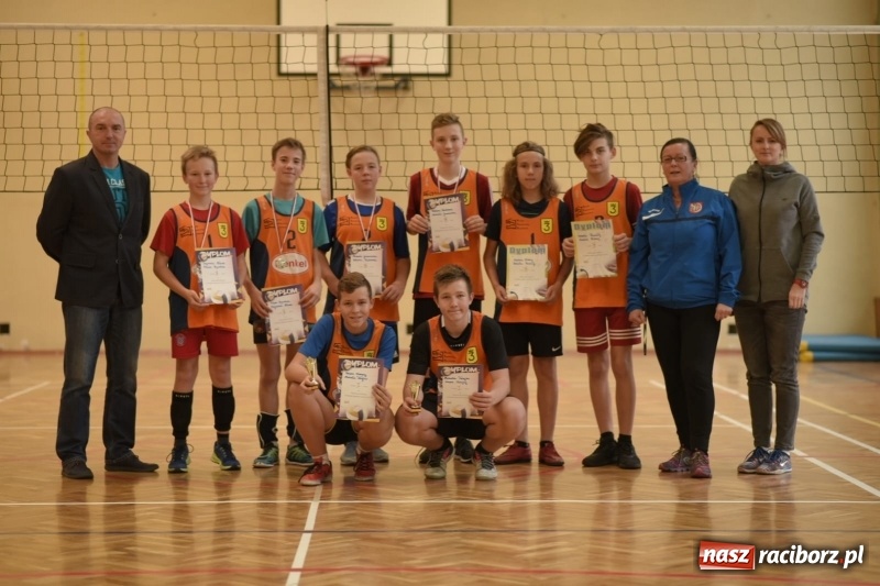 Zdjęcie w galerii na portalu naszraciborz.pl: Mistrzostwa Raciborza w dwójkach siatkarskich chłopców w SP18 wiadomości z regionu