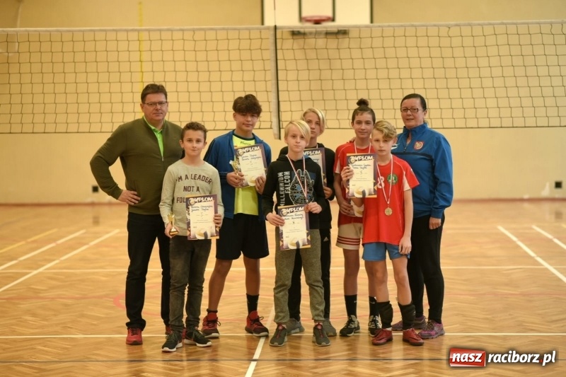 Zdjęcie w galerii na portalu naszraciborz.pl: Mistrzostwa Raciborza w dwójkach siatkarskich chłopców w SP18 wiadomości z regionu