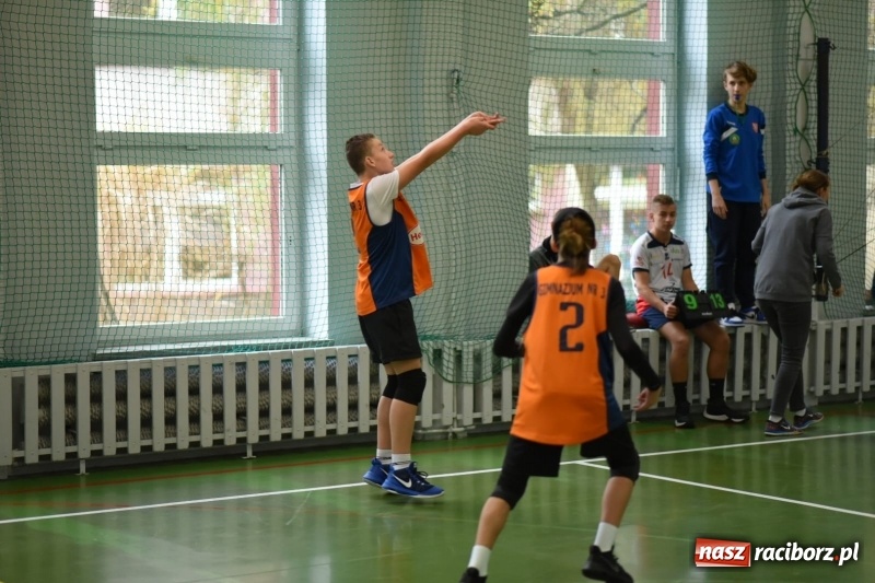 Zdjęcie w galerii na portalu naszraciborz.pl: Mistrzostwa Raciborza w dwójkach siatkarskich chłopców w SP18 wiadomości z regionu