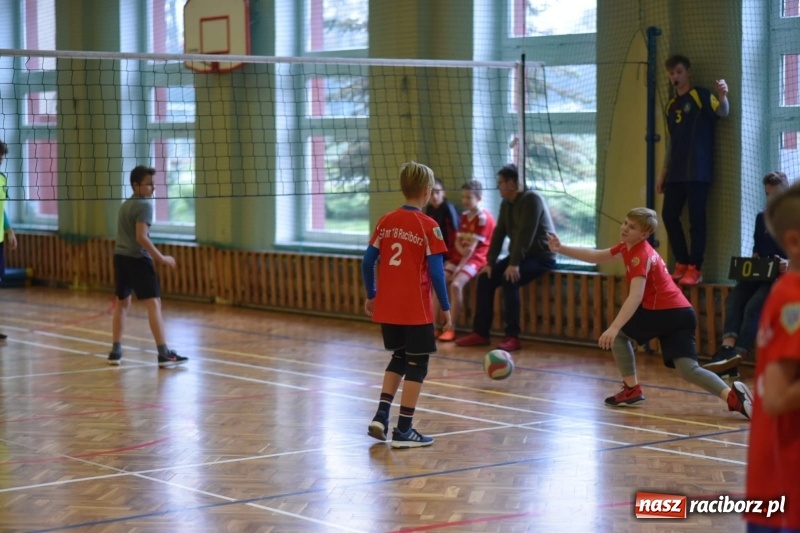 Zdjęcie w galerii na portalu naszraciborz.pl: Mistrzostwa Raciborza w dwójkach siatkarskich chłopców w SP18 wiadomości z regionu