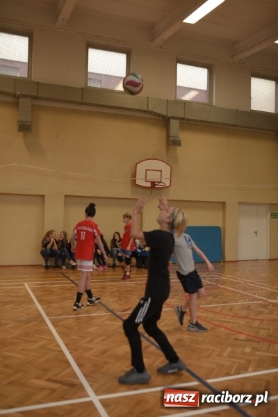 Zdjęcie w galerii na portalu naszraciborz.pl: Mistrzostwa Raciborza w dwójkach siatkarskich chłopców w SP18 wiadomości z regionu