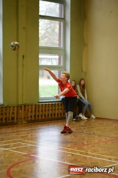 Zdjęcie w galerii na portalu naszraciborz.pl: Mistrzostwa Raciborza w dwójkach siatkarskich chłopców w SP18 wiadomości z regionu