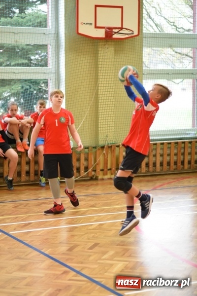 Zdjęcie w galerii na portalu naszraciborz.pl: Mistrzostwa Raciborza w dwójkach siatkarskich chłopców w SP18 wiadomości z regionu