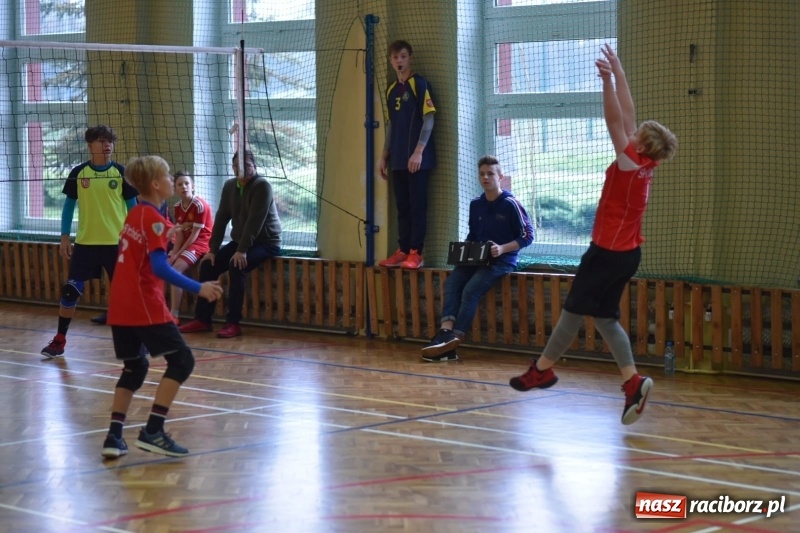 Zdjęcie w galerii na portalu naszraciborz.pl: Mistrzostwa Raciborza w dwójkach siatkarskich chłopców w SP18 wiadomości z regionu