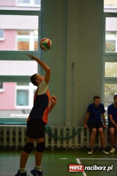 Zdjęcie w galerii na portalu naszraciborz.pl: Mistrzostwa Raciborza w dwójkach siatkarskich chłopców w SP18 wiadomości z regionu