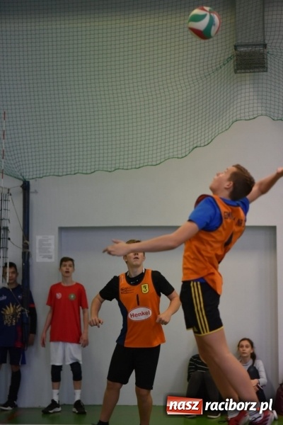 Zdjęcie w galerii na portalu naszraciborz.pl: Mistrzostwa Raciborza w dwójkach siatkarskich chłopców w SP18 wiadomości z regionu