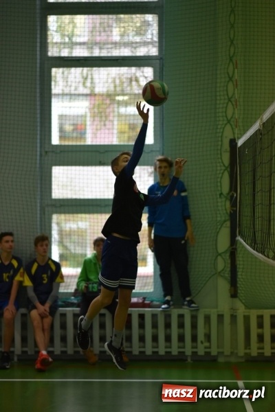 Zdjęcie w galerii na portalu naszraciborz.pl: Mistrzostwa Raciborza w dwójkach siatkarskich chłopców w SP18 wiadomości z regionu