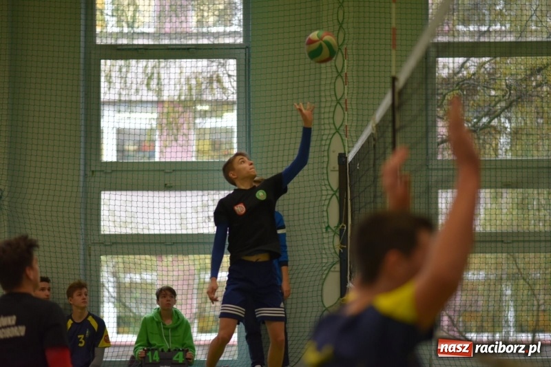Zdjęcie w galerii na portalu naszraciborz.pl: Mistrzostwa Raciborza w dwójkach siatkarskich chłopców w SP18 wiadomości z regionu