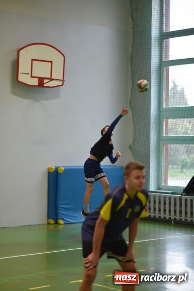 Zdjęcie w galerii na portalu naszraciborz.pl: Mistrzostwa Raciborza w dwójkach siatkarskich chłopców w SP18 wiadomości z regionu