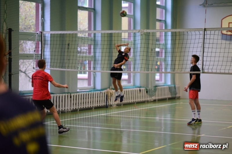 Zdjęcie w galerii na portalu naszraciborz.pl: Mistrzostwa Raciborza w dwójkach siatkarskich chłopców w SP18 wiadomości z regionu