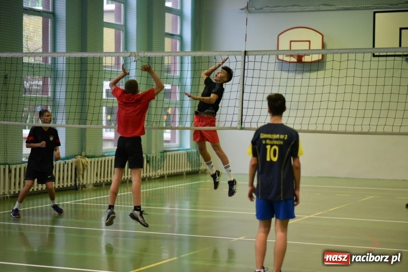 Zdjęcie w galerii na portalu naszraciborz.pl: Mistrzostwa Raciborza w dwójkach siatkarskich chłopców w SP18 wiadomości z regionu