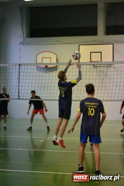 Zdjęcie w galerii na portalu naszraciborz.pl: Mistrzostwa Raciborza w dwójkach siatkarskich chłopców w SP18 wiadomości z regionu