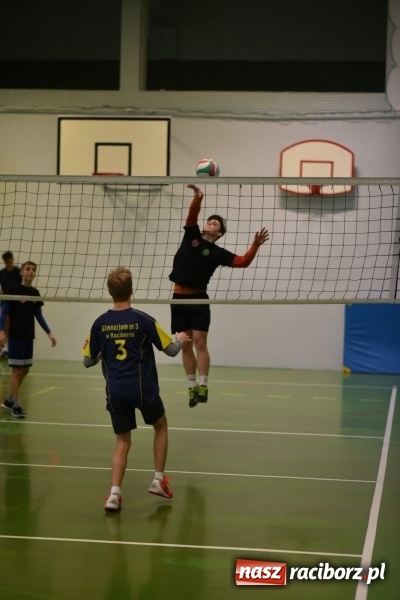 Zdjęcie w galerii na portalu naszraciborz.pl: Mistrzostwa Raciborza w dwójkach siatkarskich chłopców w SP18 wiadomości z regionu