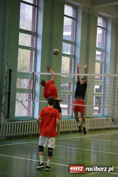 Zdjęcie w galerii na portalu naszraciborz.pl: Mistrzostwa Raciborza w dwójkach siatkarskich chłopców w SP18 wiadomości z regionu