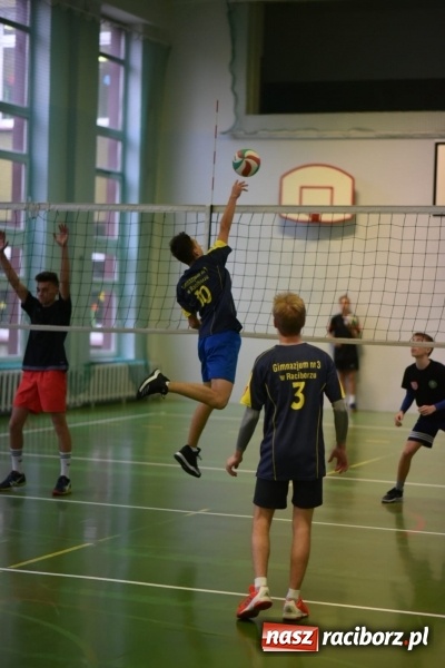Zdjęcie w galerii na portalu naszraciborz.pl: Mistrzostwa Raciborza w dwójkach siatkarskich chłopców w SP18 wiadomości z regionu
