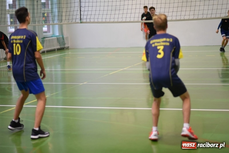 Zdjęcie w galerii na portalu naszraciborz.pl: Mistrzostwa Raciborza w dwójkach siatkarskich chłopców w SP18 wiadomości z regionu
