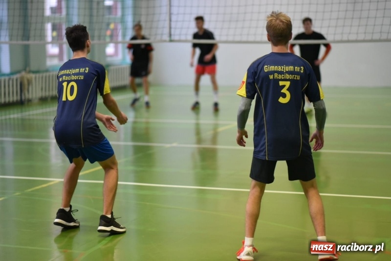 Zdjęcie w galerii na portalu naszraciborz.pl: Mistrzostwa Raciborza w dwójkach siatkarskich chłopców w SP18 wiadomości z regionu
